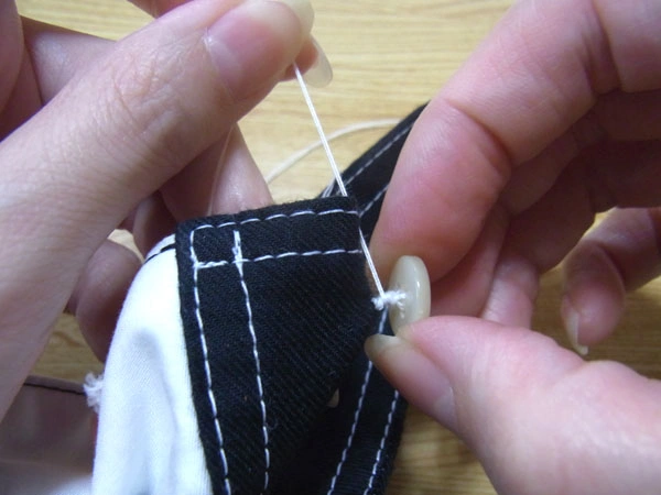 Tightly wrapping thread to secure button