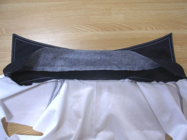 Sewing collar stand to neckline with 1cm seam allowance