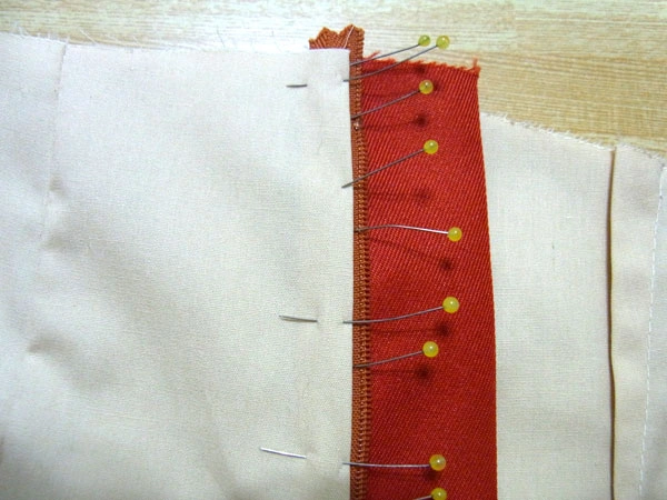Align fabric with zipper edge