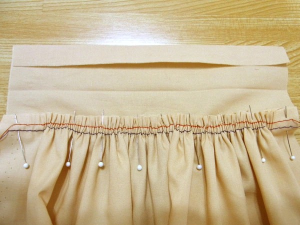 Preparing seam allowance of 1.5cm for gathers sewn as a belt