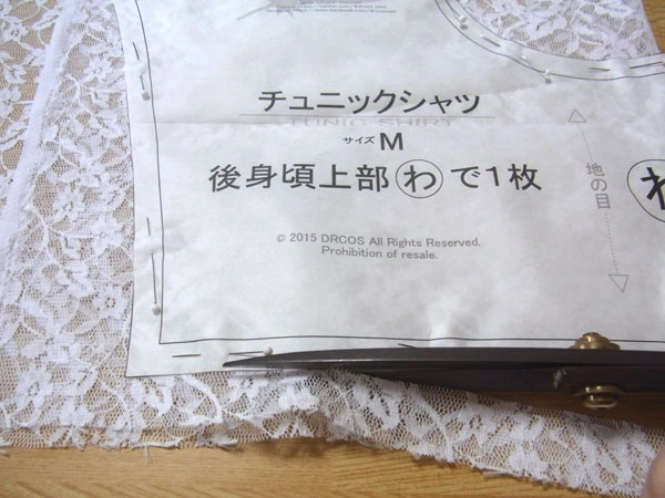 Cutting fabric with scissors along the pattern